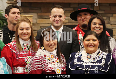 Taoiseach Leo Varadkar stellt für Bilder mit Mitgliedern der Choctaw Nation bei der choctaw Stammesrat in der Haupthalle im Oaklahoma an Tag zwei seiner einwöchigen Besuch in den Vereinigten Staaten von Amerika. Stockfoto