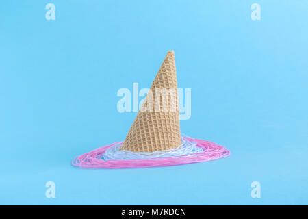 Fake Eiscreme aus Threads auf Pastell-blaue Hintergrund minimalen Begriff. Stockfoto