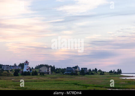 Ein kleines Dorf mit Wohnungen und Leuchtturm an der Küste von Prince Edward Island im Osten Kanadas Küste. Stockfoto