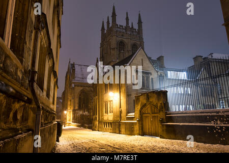 Corpus Christi College in Merton Straße im Schnee am frühen Morgen vor der Morgendämmerung. Oxford, Oxfordshire, England Stockfoto