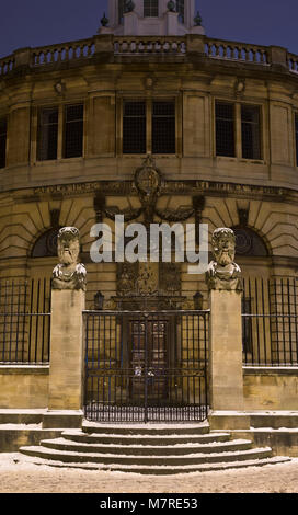 Sheldonian Theatre aus breiten Straße im Schnee am frühen Morgen vor der Morgendämmerung. Oxford, Oxfordshire, England Stockfoto