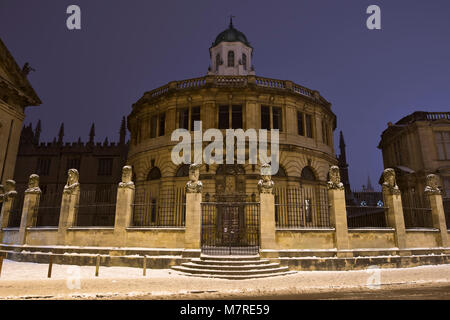 Sheldonian Theatre aus breiten Straße im Schnee am frühen Morgen vor der Morgendämmerung. Oxford, Oxfordshire, England Stockfoto