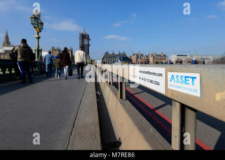 Sicherheitsbarrieren auf die Westminster Bridge, London, Schutz von Fußgängern aus Fahrzeugen und Terrorismus. Hardstaff Barrieren. Asset VRS. Stahl Barriere Stockfoto