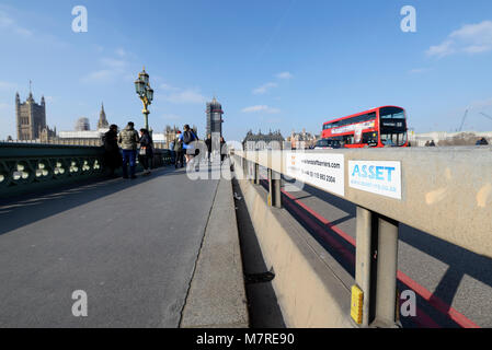 Sicherheitsbarrieren auf die Westminster Bridge, London, Schutz von Fußgängern aus Fahrzeugen und Terrorismus. Hardstaff Barrieren. Asset VRS. Stahl Barriere Stockfoto