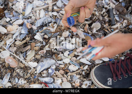 Kunststoff als Teil einer Strand sauber gesammelt wird - bis in Kapstadt, Südafrika Stockfoto