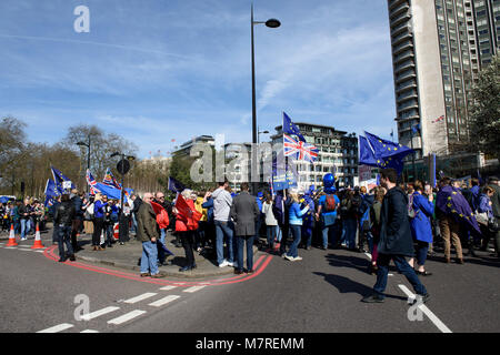 Tausende von Anti-Brexit Demonstranten versammelten sich in der Nähe der London Hilton on Park Lane für die 'Unite für Europa" im März in London, UK. Stockfoto