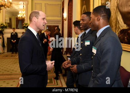 Der Herzog von Cambridge trifft sich die Gäste bei einem Empfang von der Generalsekretär des Commonwealth, Rt Hon Patricia Schottland QC gehalten, an das Marlborough House, der Heimat des Commonwealth Sekretariat in London. Stockfoto