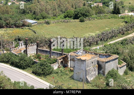 Großes Landhaus in Ruinen mit Bird's Eye View Stockfoto