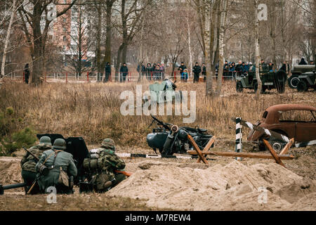 Gomel, Belarus - November 26, 2016: Deutsche und sowjetische artelists artelists Kämpfen gegeneinander. Rekonstruktion der Schlacht für die Libera Stockfoto