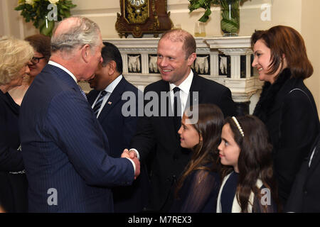 Der Prinz von Wales (links) trifft trifft der Premierminister von Malta, Joseph Muscat (Mitte), seine Frau Michelle Muscat (rechts) und ihre Töchter bei einem Empfang von der Generalsekretär des Commonwealth, Rt Hon Patricia Schottland QC gehalten, an das Marlborough House, der Heimat des Commonwealth Sekretariat in London. Stockfoto