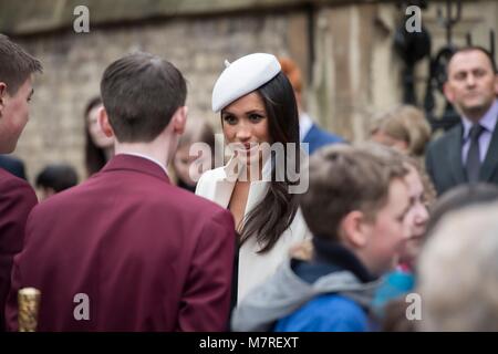 Meghan Markle Gespräche mit Schülern im Dean's Yard nach Besuch des Commonwealth Service am Westminster Abbey, London. Stockfoto