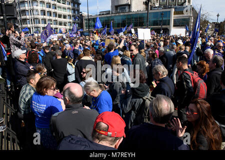 Eine Masse von EU-Befürworter holding Anti-Brexit Plakate und wehenden Flaggen während der Unite für Europa März - anti-Brexit Protest in London, UK. Stockfoto