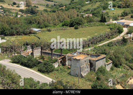 Großes Landhaus in Ruinen mit Bird's Eye View Stockfoto