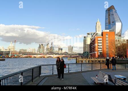 Blick auf die Stadt London und die Themse an einem sonnigen Wintertag von der Themse weg England Großbritannien Stockfoto