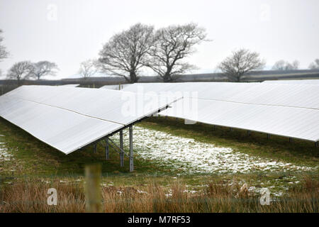 Schnee Solarmodule im Winter, East Sussex, Großbritannien Stockfoto