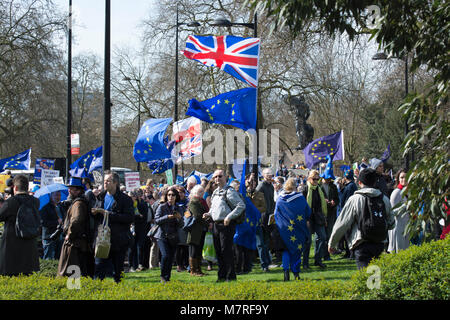 Eine Masse von EU-Befürworter halten EU und britischen Flaggen während der Unite für Europa März - anti-brexit Protest in London, UK. Stockfoto