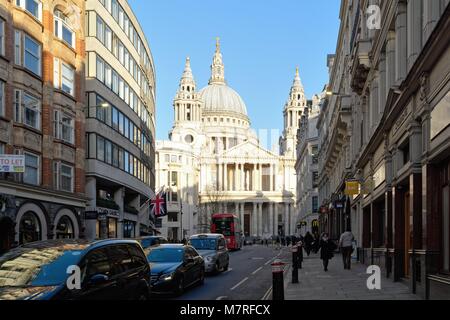 Der Blick auf die St. Pauls Kathedrale von Ludgate Hill, London England Großbritannien Stockfoto