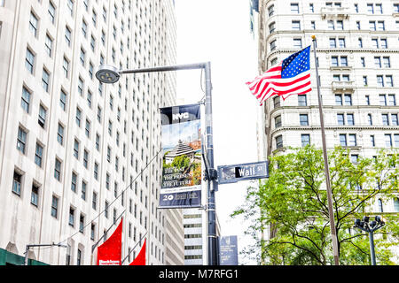 New York City, USA - 30. Oktober 2017: Wall Street, Amerikanische Flagge Schilder mit Werbung von NYC Manhattan Lower Downtown Financial District Museum o Stockfoto