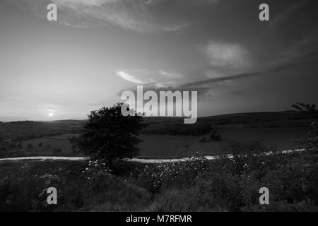 Sonnenuntergang über dem Dorf Findon aus Cissbury Ring, South Downs National Park, Sussex, England, Großbritannien Stockfoto