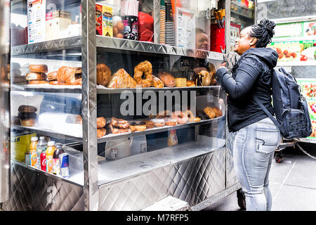 New York City, USA - 30. Oktober 2017: Frühstück süße Nachspeise Donut essen Lkw in Downtown Financial District in Manhattan NYC, mit Gebäck Bäckerei di Stockfoto