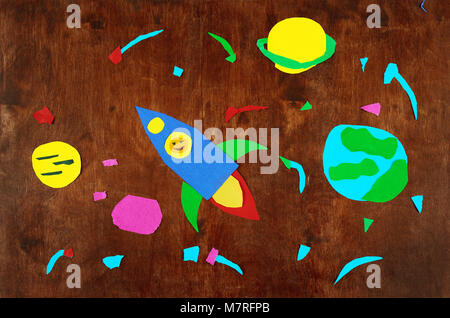 Platz für Raketen und Planeten, Sonnensystem, Raumfahrt und Sterne auf Holzuntergrund - Anwendung, die durch Kinderarbeit hergestellt Stockfoto