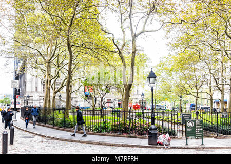New York City, USA - 30. Oktober 2017: Bowling Green kleinen öffentlichen Park im Financial District, Lower Manhattan Broadway Street NYC Downtown Stockfoto