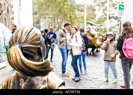 New York City, USA - 30. Oktober 2017: Wall Street Börse Der Furchtlose Mädchen Statue vor wütenden Stier Metall in NYC Manhattan geringere finanzielle Stockfoto