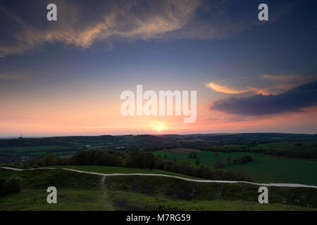 Sonnenuntergang über dem Dorf Findon aus Cissbury Ring, South Downs National Park, Sussex, England, Großbritannien Stockfoto