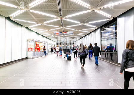 New York City, USA - 30. Oktober 2017: Die Menschen in den Oculus Verkehrsknotenpunkt am World Trade Center in New York der U-Bahn Station zu Fulton pendeln, Wandern an Stockfoto