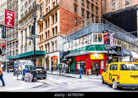 New York City, USA - 30. Oktober 2017: Nassau St und Maiden Lane Kreuzung in NYC Manhattan unteren Financial District Downtown Stockfoto