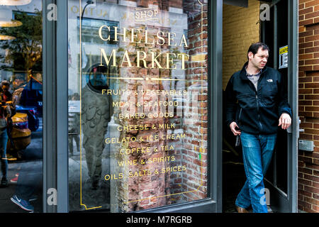 New York City, USA - 30. Oktober 2017: Markt Lebensmittel Shop Eingang in der Innenstadt untere Chelsea Nachbarschaft Stadtteil Manhattan NYC, Menschen, exitin Stockfoto