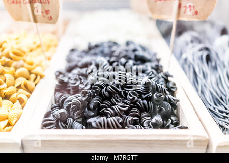 Nahaufnahme des schwarzen Tintenfisch Spirale fusilli pasta Nudeln frisches rohes ungekocht Kohle in italienische Gourmet Markt Stockfoto