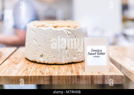 Makro Nahaufnahme des großen Ganzen süßen Sesam halvah Einfügen tahini im Mittleren Osten Markt mit knackigen vegan Erdnussbutter Zeichen Stockfoto