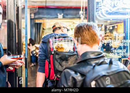 New York City, USA - 30. Oktober 2017: Markt Lebensmittel Shop Interior inside in der Innenstadt untere Chelsea Nachbarschaft Stadtteil Manhattan NYC, Menschen zu Fuß Stockfoto