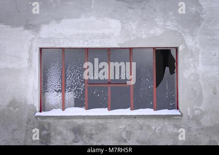 Isolierte gebrochene Fenster mit Schnee (Pesaro, Italien) Stockfoto