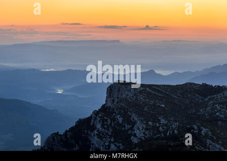 Luftaufnahme Landschaft von Parc natural Dels Ports und der Ebro River Valley bei Sonnenaufgang Stockfoto