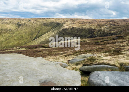 UK Moors. Dichtung Rand (Vordergrund) und Blackden Kante (Abstand) an der Nordseite des Kinder Scout, Derbyshire Peak District National Park, England, Großbritannien Stockfoto