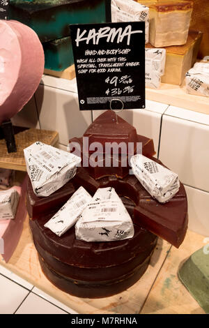 Seife, die aussieht wie Käse für Verkauf durch das Pfund im üppigen Store auf der East 14th Street in Greenwich Village, New York City. Stockfoto