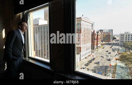 Taoiseach Leo Varadkar schaut aus dem Fenster im 7.Stock des Dallas County Verwaltungsgebäude in Dealey Plaza, Downtown Dallas, ein Stockwerk über der primären Tatort für die 1963 JFK schießen nach Anzeichen für eine Sniper war auf dem sechsten Stock gefunden, dann als die Texas School Book Depository bekannt, als Teil seines Besuchs in den Vereinigten Staaten. Stockfoto