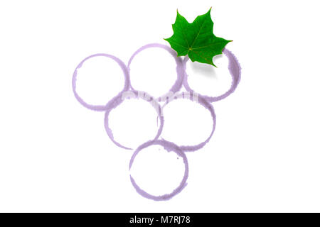 Rotweinflecken auf Weiß und mit Freistellungspfad isoliert Stockfoto