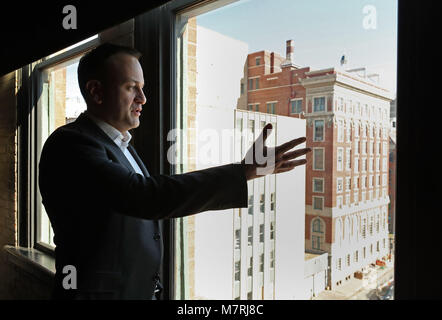 Taoiseach Leo Varadkar schaut aus dem Fenster im 7.Stock des Dallas County Verwaltungsgebäude in Dealey Plaza, Downtown Dallas, ein Stockwerk über der primären Tatort für die 1963 JFK schießen nach Anzeichen für eine Sniper war auf dem sechsten Stock gefunden, dann als die Texas School Book Depository bekannt, als Teil seines Besuchs in den Vereinigten Staaten. Stockfoto