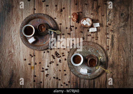 Blick von oben auf die Orientalische/Bosnisch/Türkischen Kaffee serviert in Kupfer vergoldet ot mit Turkish Delight. Stockfoto