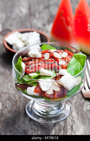 Salat mit gegrillter Wassermelone und Feta mit Basilikum und Spinatblätter Stockfoto