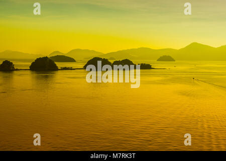 Sonnenuntergang in der Langkawi Archipel mit seinen Inseln in der Andaman See in der Straße von Malakka gebadet. Malaysia Stockfoto