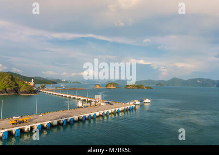 Panoramablick auf den Hafen und die Docks zurück Inselgruppe Langkawi in der Straße von Malakka der Andamanensee malaysia Stockfoto