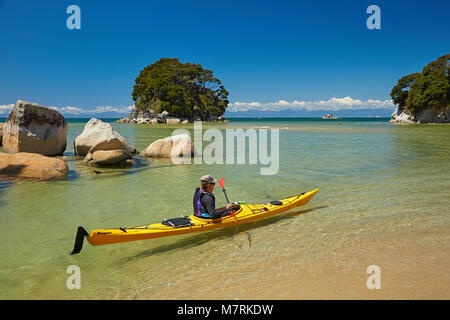 Kayaker, Mosquito Bay, Abel Tasman National Park, Nelson, Südinsel, Neuseeland (Model Released) Stockfoto