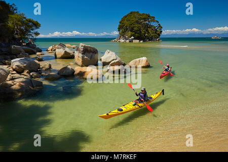 Kajakfahrer, Mosquito Bay, Abel Tasman National Park, Nelson, Südinsel, Neuseeland (Model Released) Stockfoto