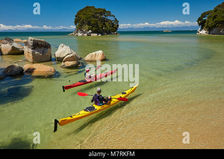 Kajakfahrer, Mosquito Bay, Abel Tasman National Park, Nelson, Südinsel, Neuseeland (Model Released) Stockfoto