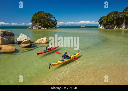 Kajakfahrer, Mosquito Bay, Abel Tasman National Park, Nelson, Südinsel, Neuseeland (Model Released) Stockfoto