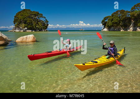 Kajakfahrer, Mosquito Bay, Abel Tasman National Park, Nelson, Südinsel, Neuseeland (Model Released) Stockfoto